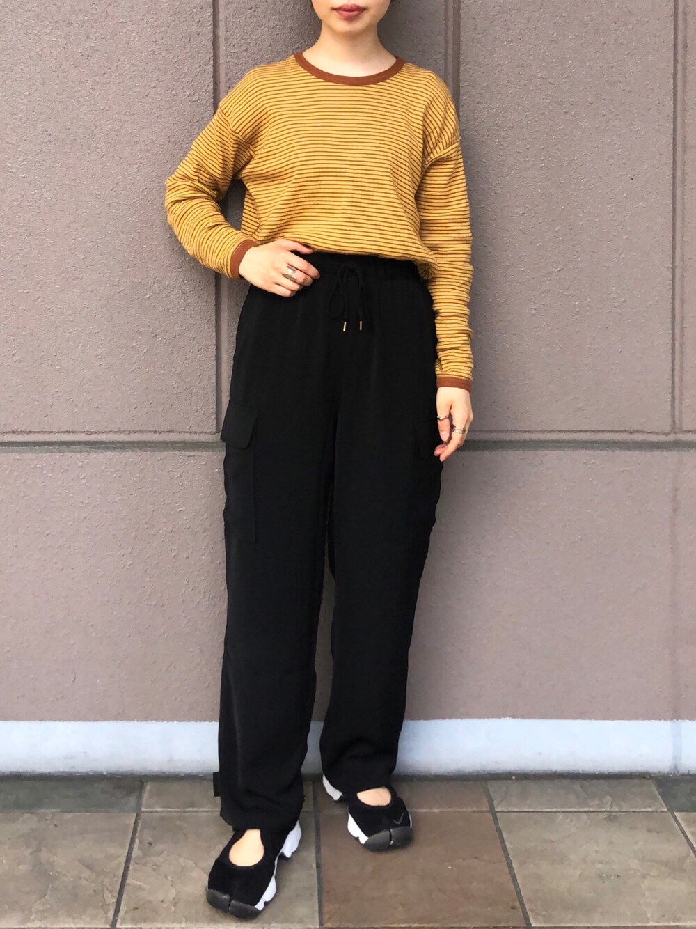 ベージュ系のその他パンツを着用したレディースの秋コーディネートの1枚目の写真