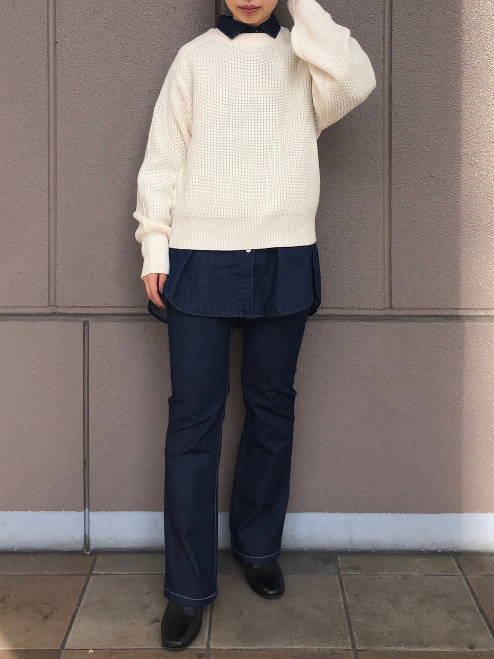 「レイヤードスタイル、ニット、モールニット、白ニット、デニム、デニムシャツ、デニムパンツ、フレアパンツ、フレアデニム、スキニーデニム、スキニーパンツ、セットアップ風、デニムオンデニム、黒ブーツ、スクエアトゥ」｜「Green　Parksのモールヤーンニットプルオーバー＊（ニット/セーター、ホワイト系）」を使った、板さん（レディース・156cm）の冬コーディネートの1枚目の写真