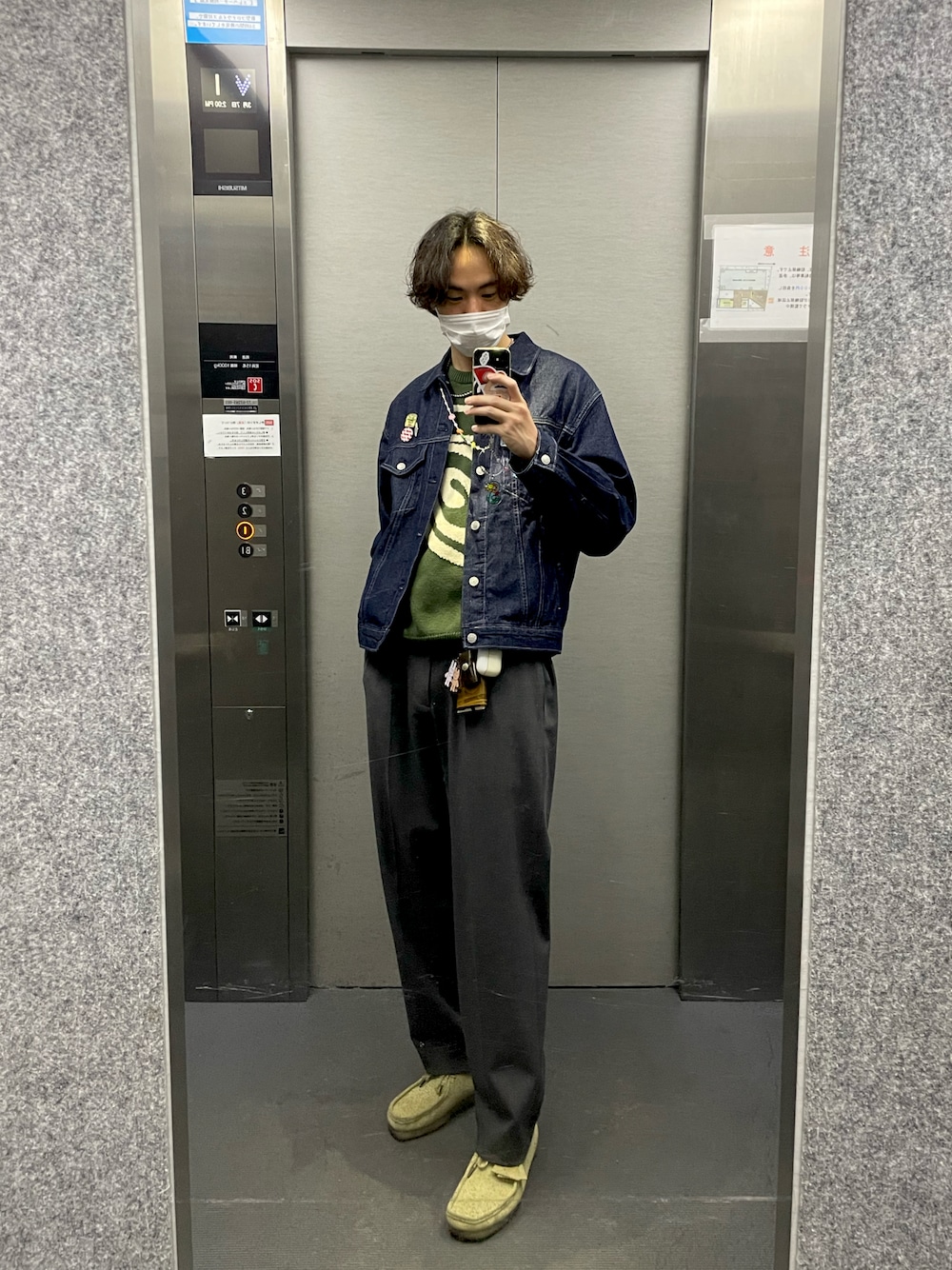 「春服デビュー宣言、春、今日のコーデ、春コーデ、アメカジ、デニム、デニムジャケット、ピンズ」｜「Clarksの【CLARKS】WALLABEE/ワラビー 26155515（モカシン/デッキシューズ、ベージュ系）」を使った、tsubasaindaeyoさん（メンズ・175cm）の春コーディネートの1枚目の写真
