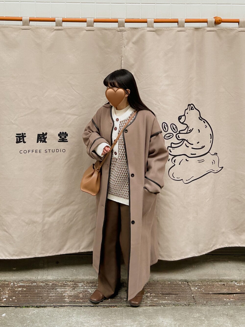 「大人カジュアル、冬のコーデ、低身長、低身長女子、ブラウン、淡色女子、淡色コーデ、カフェ」｜「Aunt Marie'sの【裏地キルティング付】ノーカラーパイピングガウンコート【低身長向けSサイズ有】（ノーカラーコート、ブラウン系）」を使った、Zhan ジャンさん（レディース・150cm）の冬コーディネートの1枚目の写真