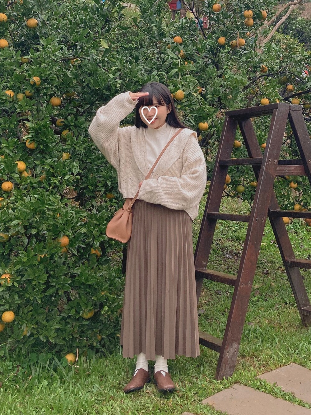 「秋冬コーデ、低身長、低身長コーデ、低身長女子、大人かわいい、休日コーデ、淡色コーデ、淡色女子、プリーツスカート、ベージュコーデ」｜「UNIQLOのアイテム（カーディガン/ボレロ、ホワイト系）」を使った、Zhan ジャンさん（レディース・150cm）の冬コーディネートの1枚目の写真