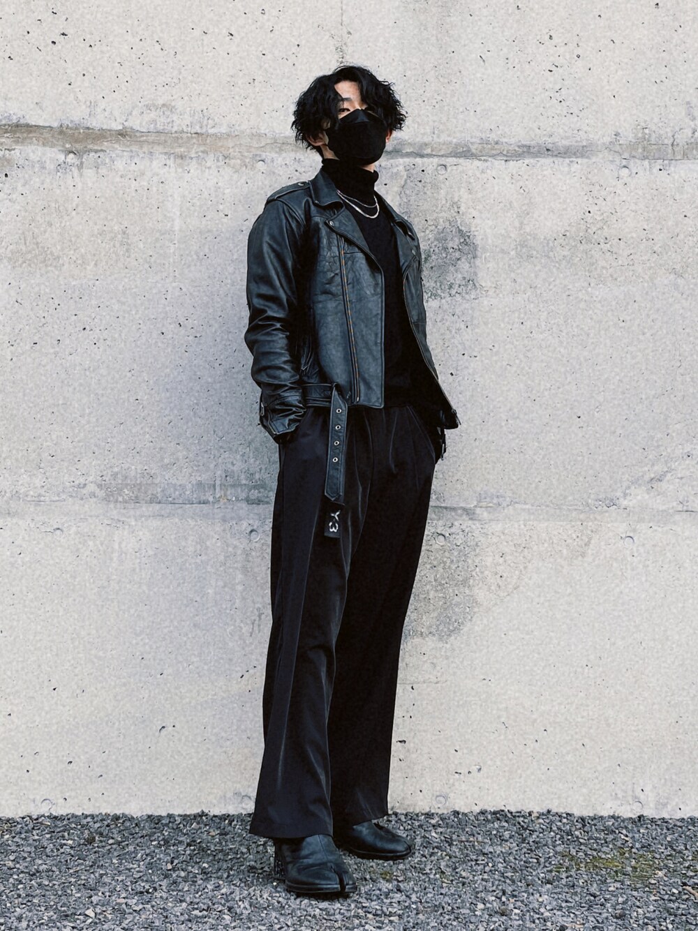 ブラック系のブーツ、ブラック系のスラックス、ブラック系のニット/セーターを着用したメンズの冬コーディネートの1枚目の写真