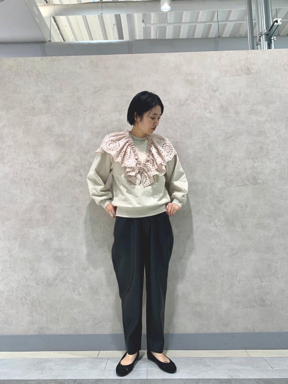 「スウェット、レザーパンツ、ブラック、ベージュ、バレエシューズ、ビッグカラー、襟付きトップス、レース、フリル、ビッグシルエット、きれいめカジュアル」｜「KBFのダブルレーススウェット（スウェット、ベージュ系）」を使った、bayaさん（レディース・160cm）の冬コーディネートの1枚目の写真