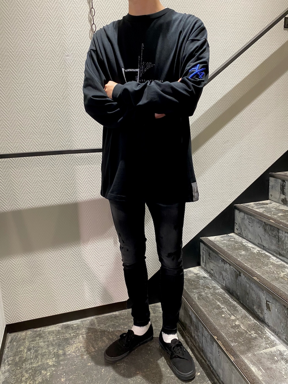 「ファッションの力を信じよう、B2nd、b2nd福岡、休日コーデ、大人カジュアル、オーバーサイズ、秋冬コーデ、シンプルスタイル、今日のコーデ、黒、ブラックコーデ」｜「surtのSURT（サート）SURF DENIM  サーフデニム（デニムパンツ、ブラック系）」を使った、neotinさん（メンズ・182cm）の秋コーディネートの1枚目の写真