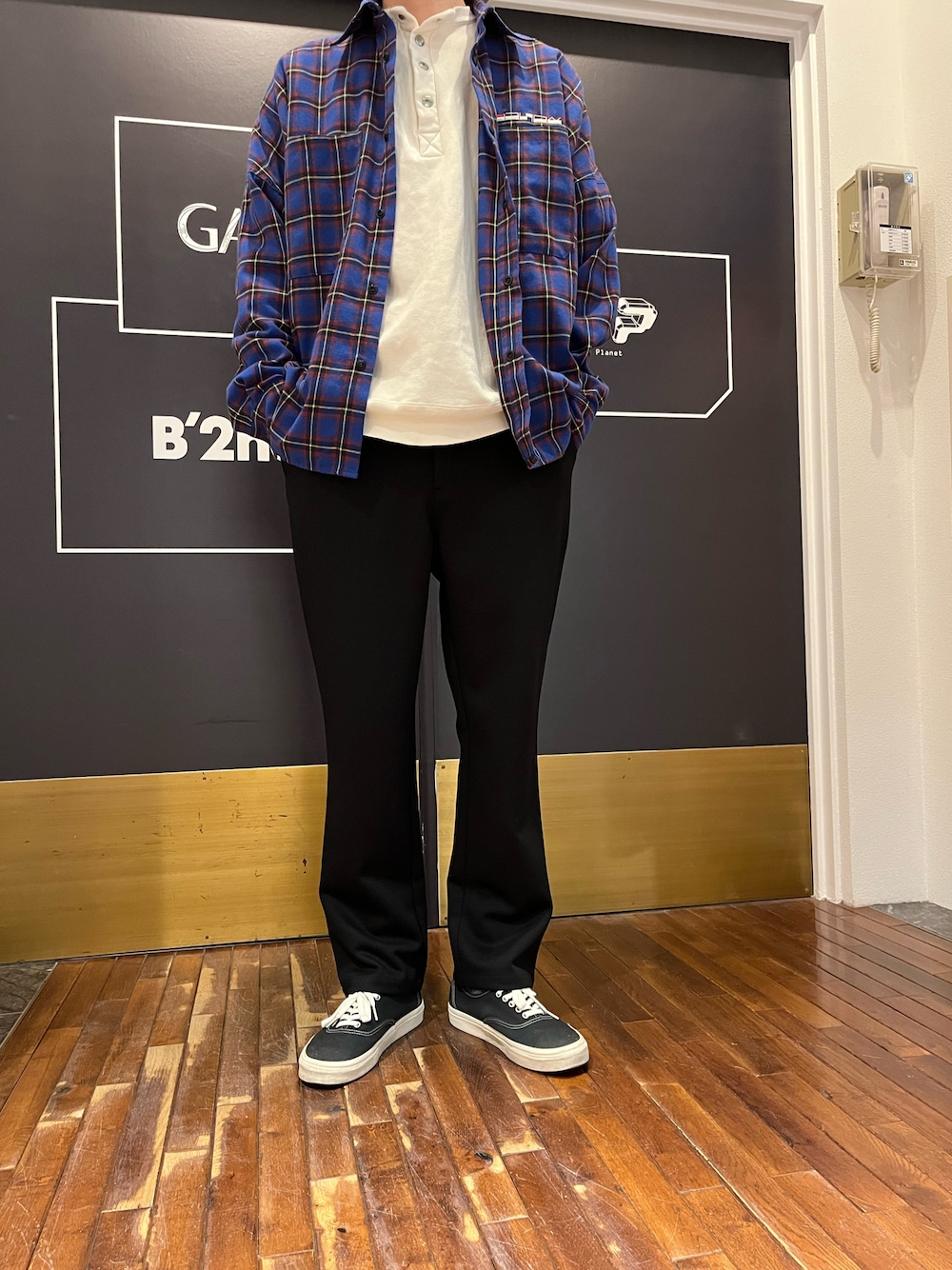 「ファッションの力を信じよう、B2nd名古屋、B2nd、オトナカジュアル、シンプルコーデ、カジュアルコーデ、ラフ、きれいめカジュアル、ブラック、セットアップ、スニーカー」｜「B'2ndのPoint Chary EASY PANTS イージーパンツ（その他パンツ、ブラック系）」を使った、neotinさん（メンズ・182cm）の冬コーディネートの1枚目の写真