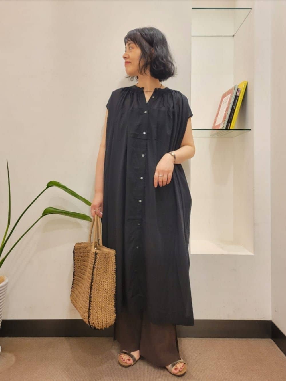 ベージュ系のトートバッグ、ブラック系のワンピース、ブラウン系のその他パンツを着用したレディースの夏コーディネートの1枚目の写真