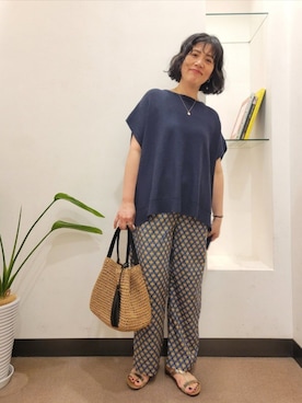 「URBAN RESEARCH DOORS（アーバンリサーチドアーズ）のプリントストレートイージーパンツ（その他パンツ、ブルー系）」を使った、浪口　絵美さん（レディース・164cm）の夏コーディネート