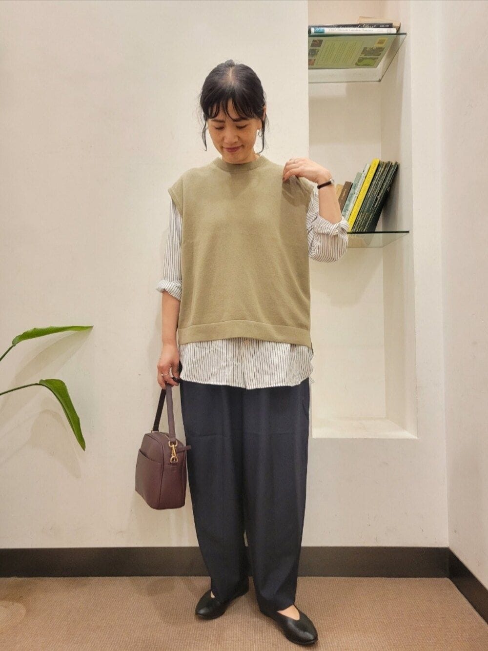 レッド系のショルダーバッグ、ブルー系のその他パンツ、その他のシャツ/ブラウスを着用したレディースの秋コーディネートの1枚目の写真