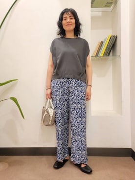 「URBAN RESEARCH DOORS（アーバンリサーチドアーズ）の『接触冷感/吸水速乾/イージーケア』フラワープリントドライタッチリラックスパンツ（その他パンツ）」を使った、浪口　絵美さん（レディース・164cm）の夏コーディネート