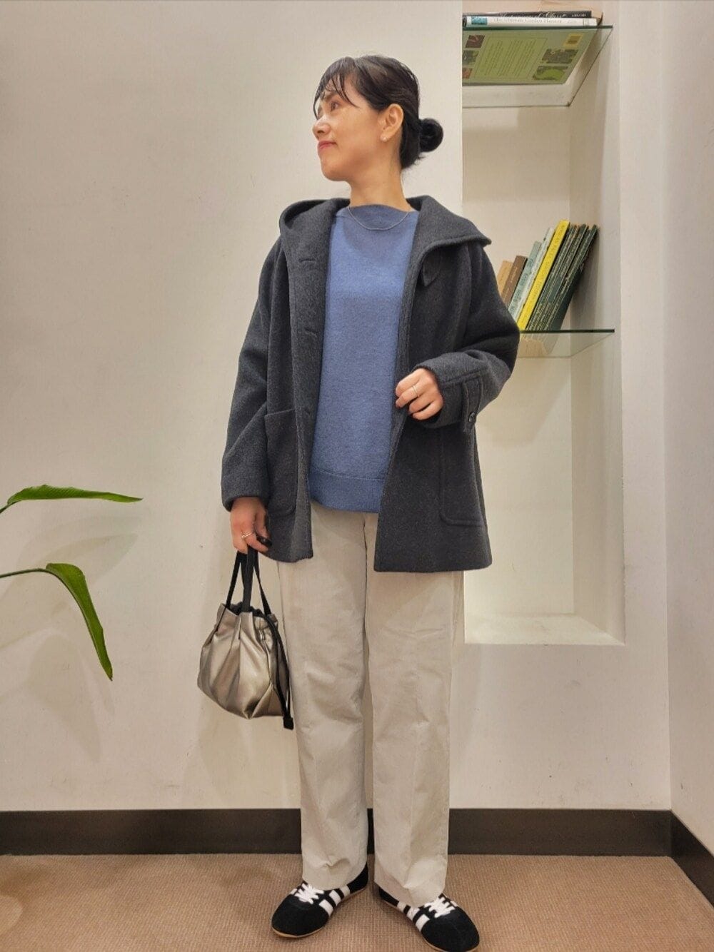 グレー系のその他アウター、グレー系のその他パンツ、ブルー系のニット/セーターを着用したレディースの秋コーディネートの1枚目の写真