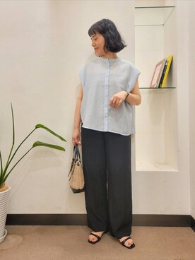 「URBAN RESEARCH DOORS（アーバンリサーチドアーズ）の『一部WEB限定カラー』ショルダータックバンドカラーシャツ（シャツ/ブラウス、ブルー系）」を使った、浪口　絵美さん（レディース・164cm）の夏コーディネート