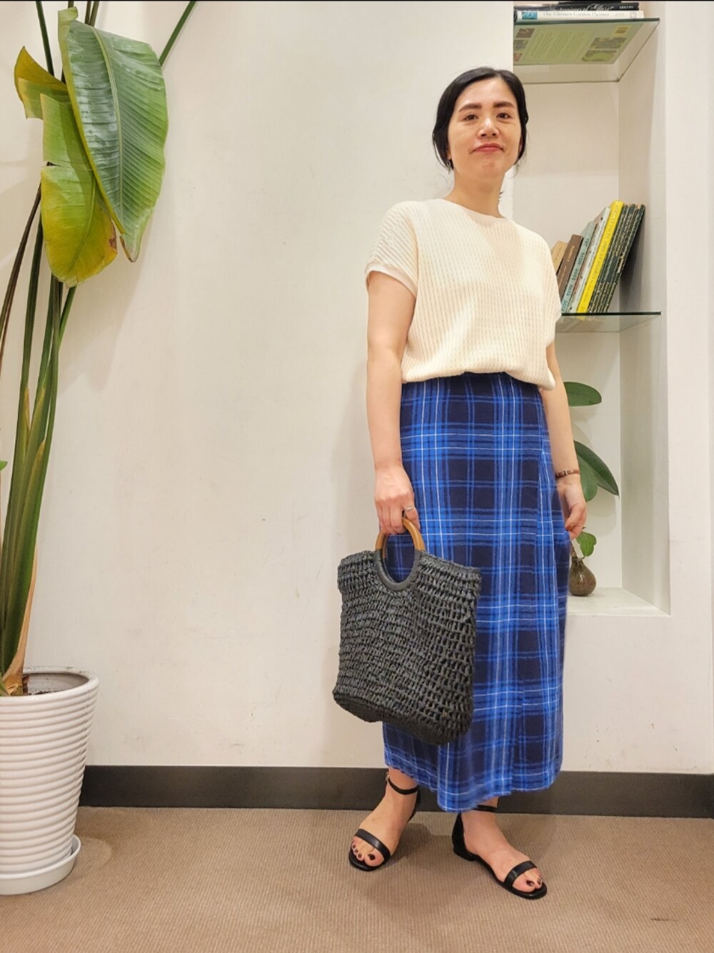 「チェック、カットソー、タイトスカート、きれいめカジュアル、サーマル、URBAN RESEARCH DOORS、アーバンリサーチドアーズ、おでかけコーデ、フレンチスリーブ、URBAN RESEARCH DOORS WOMENS」｜「URBAN RESEARCH DOORSのアンクルストラップサンダル（サンダル、ブラック系）」を使った、emiinamiiさん（レディース・164cm）の夏コーディネートの1枚目の写真