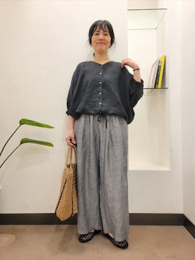 「URBAN RESEARCH DOORS（アーバンリサーチドアーズ）のヘリンボーンリネンワイドギャザーパンツ（その他パンツ、グレー系）」を使った、浪口　絵美さん（レディース・164cm）の春コーディネート