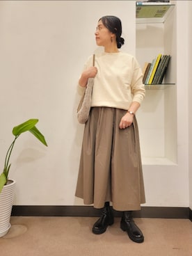 「RODE SKO（ロデスコ）のタッセル付フラッフィトートバッグ（トートバッグ）」を使った、浪口　絵美さん（レディース・164cm）の秋コーディネート