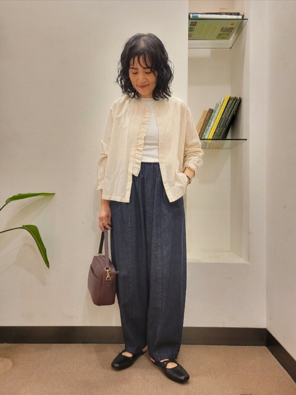 レッド系のショルダーバッグ、ホワイト系のTシャツ/カットソー、ブラック系のサンダルを着用したレディースの秋コーディネートの1枚目の写真