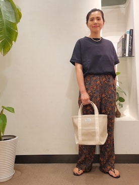 emiinamiiさんの「フラワープリントイージーパンツ」を使ったコーディネート