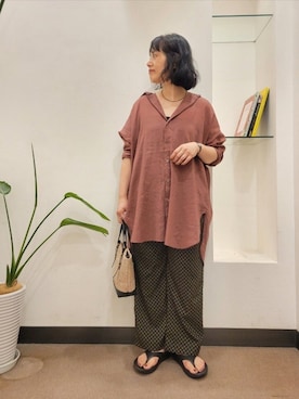 「URBAN RESEARCH DOORS（アーバンリサーチドアーズ）のプリントストレートイージーパンツ（その他パンツ、ブラック系）」を使った、浪口　絵美さん（レディース・164cm）の夏コーディネート