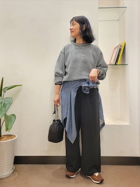 「folna（フォルナ）のFolna　LEATHER DRAWSTRING BAG（ショルダーバッグ、ブラック系）」を使った、浪口　絵美さん（レディース・164cm）の秋コーディネート