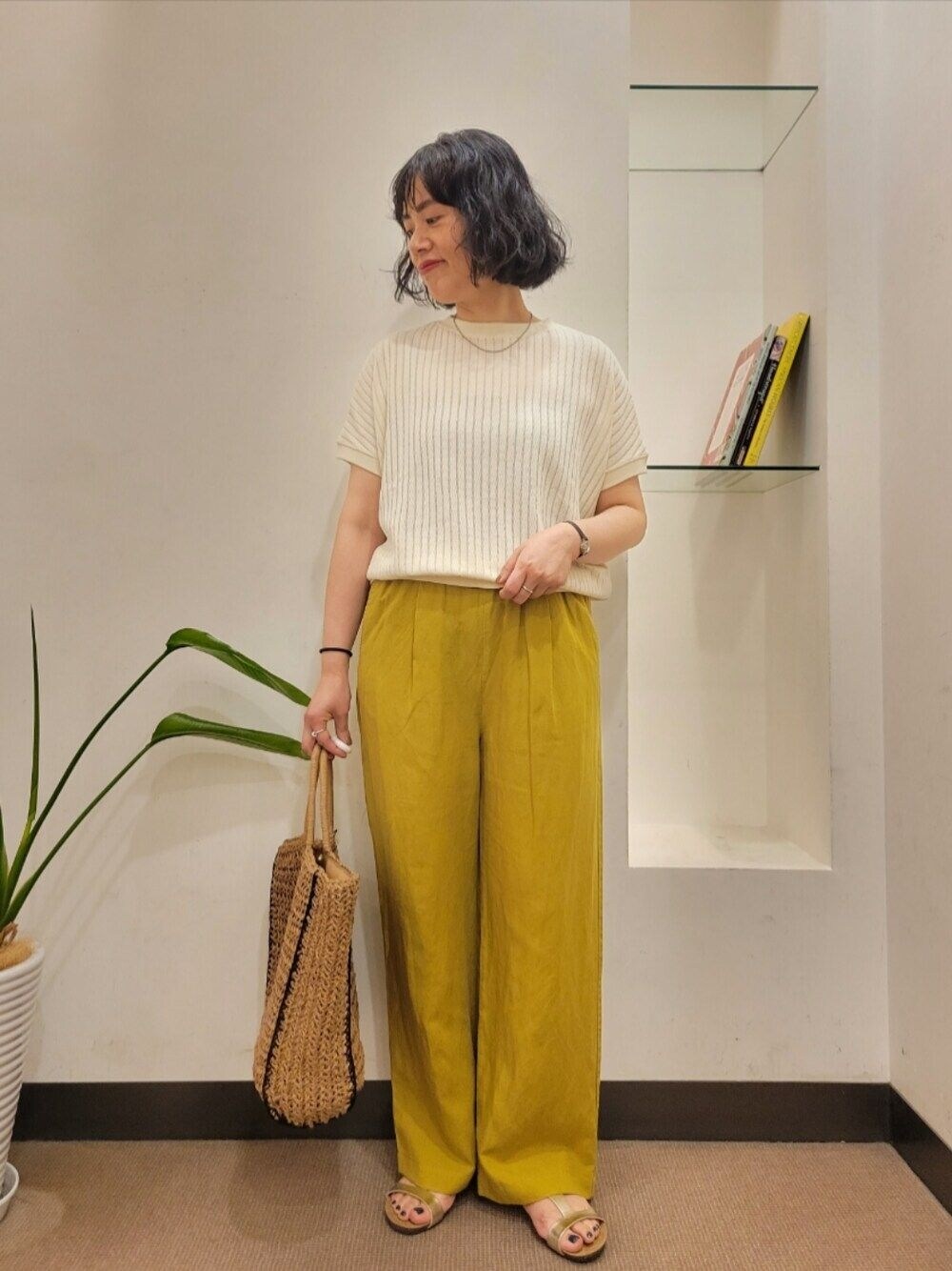 ホワイト系のTシャツ/カットソー、イエロー系のその他パンツ、ベージュ系のトートバッグを着用したレディースの夏コーディネートの1枚目の写真