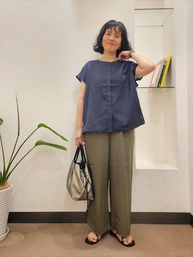 「URBAN RESEARCH DOORS（アーバンリサーチドアーズ）のソフトオックスイージーパンツ（その他パンツ、グリーン系）」を使った、浪口　絵美さん（レディース・164cm）の夏コーディネート