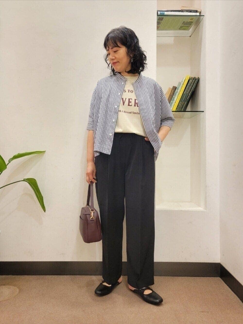 ブラック系のサンダル、ブルー系のシャツ/ブラウス、ベージュ系のTシャツ/カットソーを着用したレディースの夏コーディネートの1枚目の写真