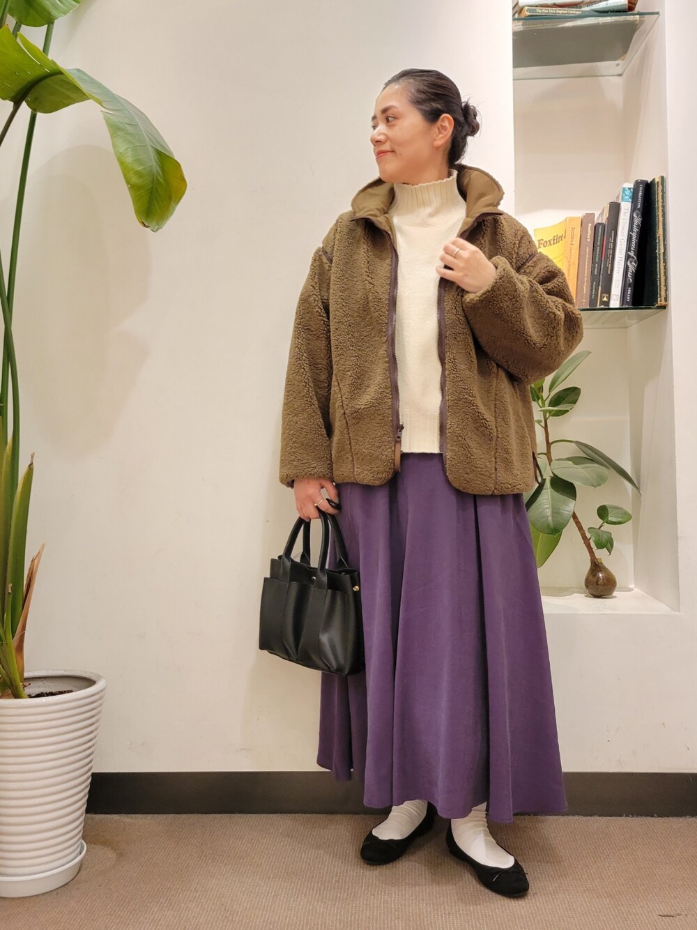 「ニット、フレアスカート、スカート、タートルニット、リバーシブル、ボアジャケット、ラクチンコーデ、URBAN RESEARCH DOORS、アーバンリサーチドアーズ、URBAN RESEARCH DOORS WOMENS」｜「RODE SKOのプチダブルポケットトートバッグ（トートバッグ、ブラック系）」を使った、emiinamiiさん（レディース・164cm）の冬コーディネートの1枚目の写真