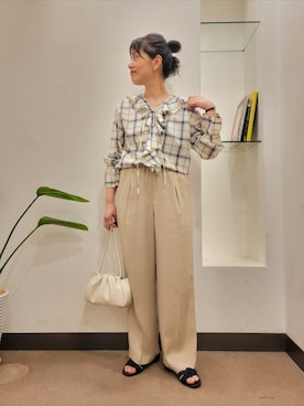 「URBAN RESEARCH DOORS（アーバンリサーチドアーズ）の2way巾着ショルダー（ショルダーバッグ、ホワイト系）」を使った、浪口　絵美さん（レディース・164cm）の春コーディネート