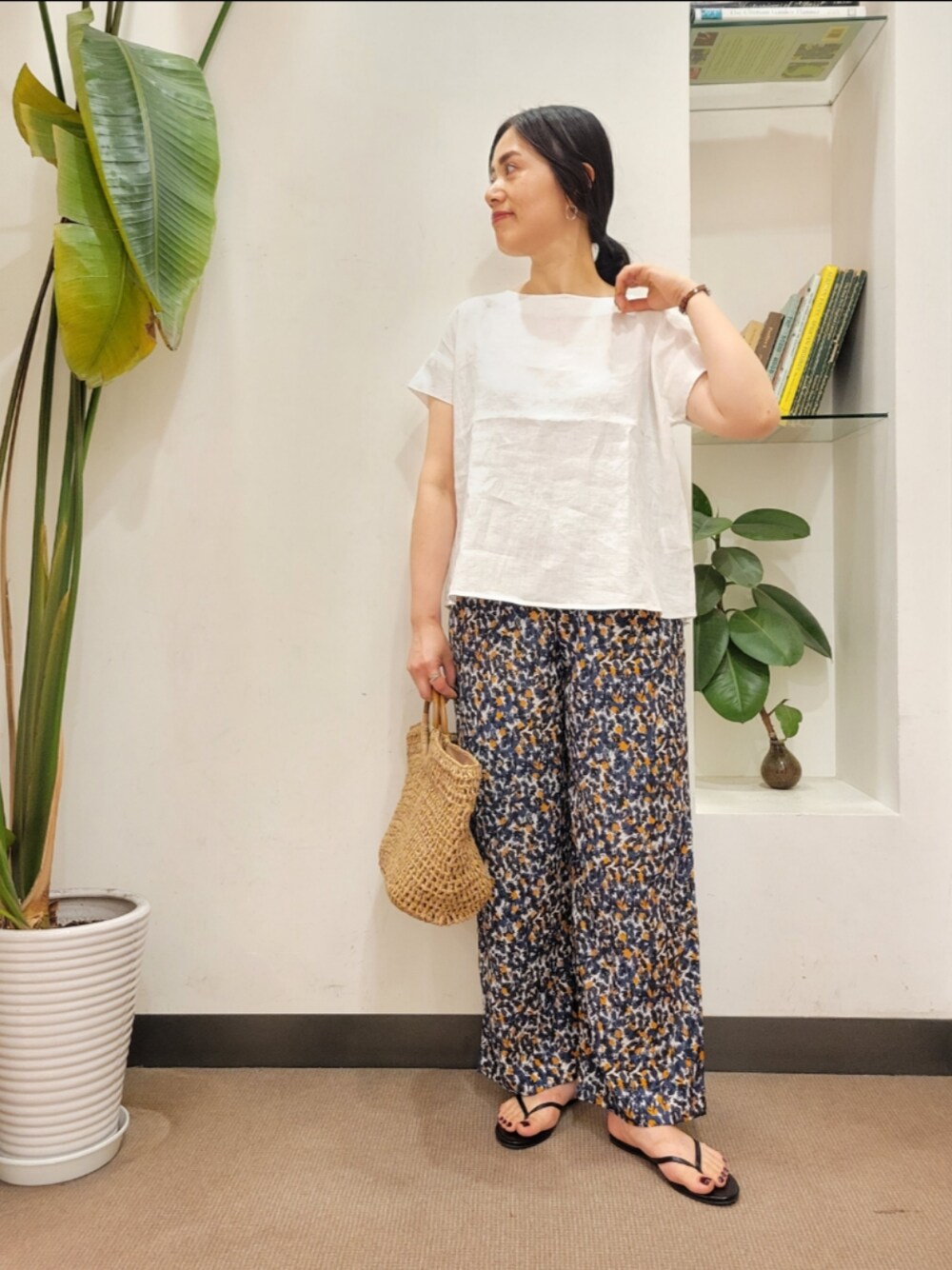 ブラック系のサンダル、ベージュ系のトートバッグ、ブルー系のその他パンツを着用したレディースの夏コーディネートの1枚目の写真