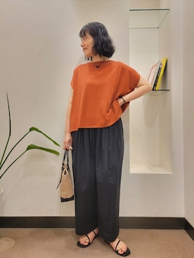 「URBAN RESEARCH DOORS（アーバンリサーチドアーズ）のバックジッププルオーバー（Tシャツ/カットソー、オレンジ系）」を使った、浪口　絵美さん（レディース・164cm）の夏コーディネート