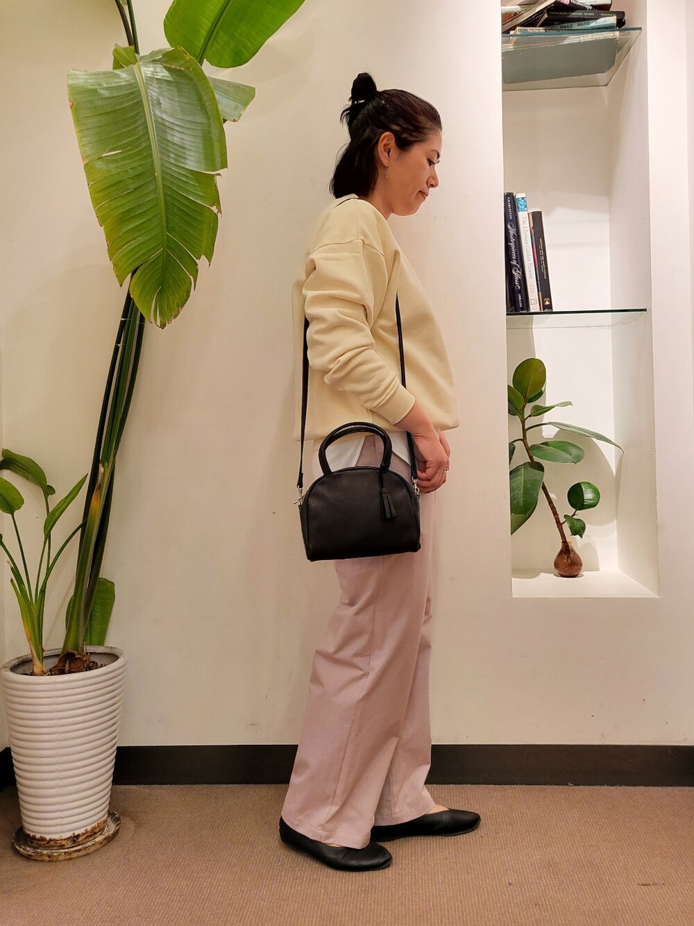 ブラック系のパンプス、ピンク系のその他パンツ、ホワイト系のTシャツ/カットソーを着用したレディースの春コーディネートの2枚目の写真