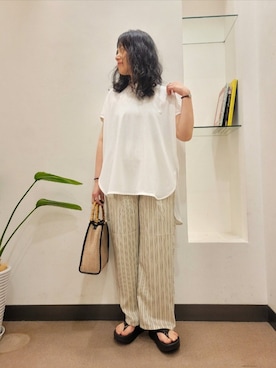 「URBAN RESEARCH DOORS（アーバンリサーチドアーズ）のストライプタックイージーパンツ（その他パンツ、ベージュ系）」を使った、浪口　絵美さん（レディース・164cm）の春コーディネート