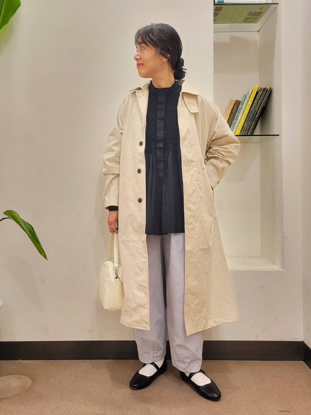 「urbanresearchdoors、イージーパンツ、ママコーデ、ブラウス、おでかけ、かぐれ、ロングコート、アーバンリサーチドアーズ、カラーコーデ、骨格ウェーブ、ウェーブxブルベ夏、ウェーブx高身長、ブラウスが主役の春コーデ」｜「URBAN RESEARCH DOORSの2WAYスクエアショルダーバッグ（ショルダーバッグ、ホワイト系）」を使った、emiinamiiさん（レディース・164cm）の春コーディネートの1枚目の写真