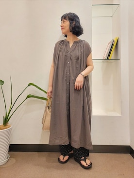 「URBAN RESEARCH DOORS（アーバンリサーチドアーズ）のコットンボイルギャザーフレンチワンピース（One piece dress、グレー系）」を使った、浪口　絵美さん（レディース・164cm）の夏コーディネート