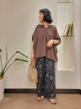 「EKAL（エカル）のプリントイージートラウザー（Pants、ブラック系）」を使った、浪口　絵美さん（レディース・164cm）の夏コーディネート