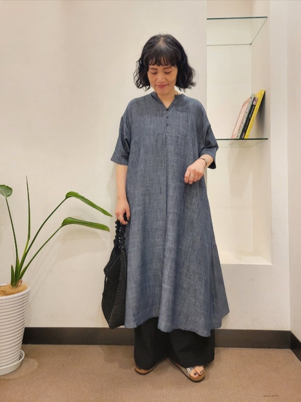 ブルー系のワンピース、ブラック系のその他パンツ、シルバー系のサンダルを着用したレディースの夏コーディネートの1枚目の写真