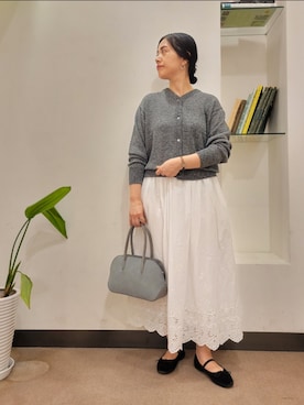 「スカラップ」｜「アイテム（スカート）」を使った、emiinamiiさん（レディース・164cm）の秋コーディネート