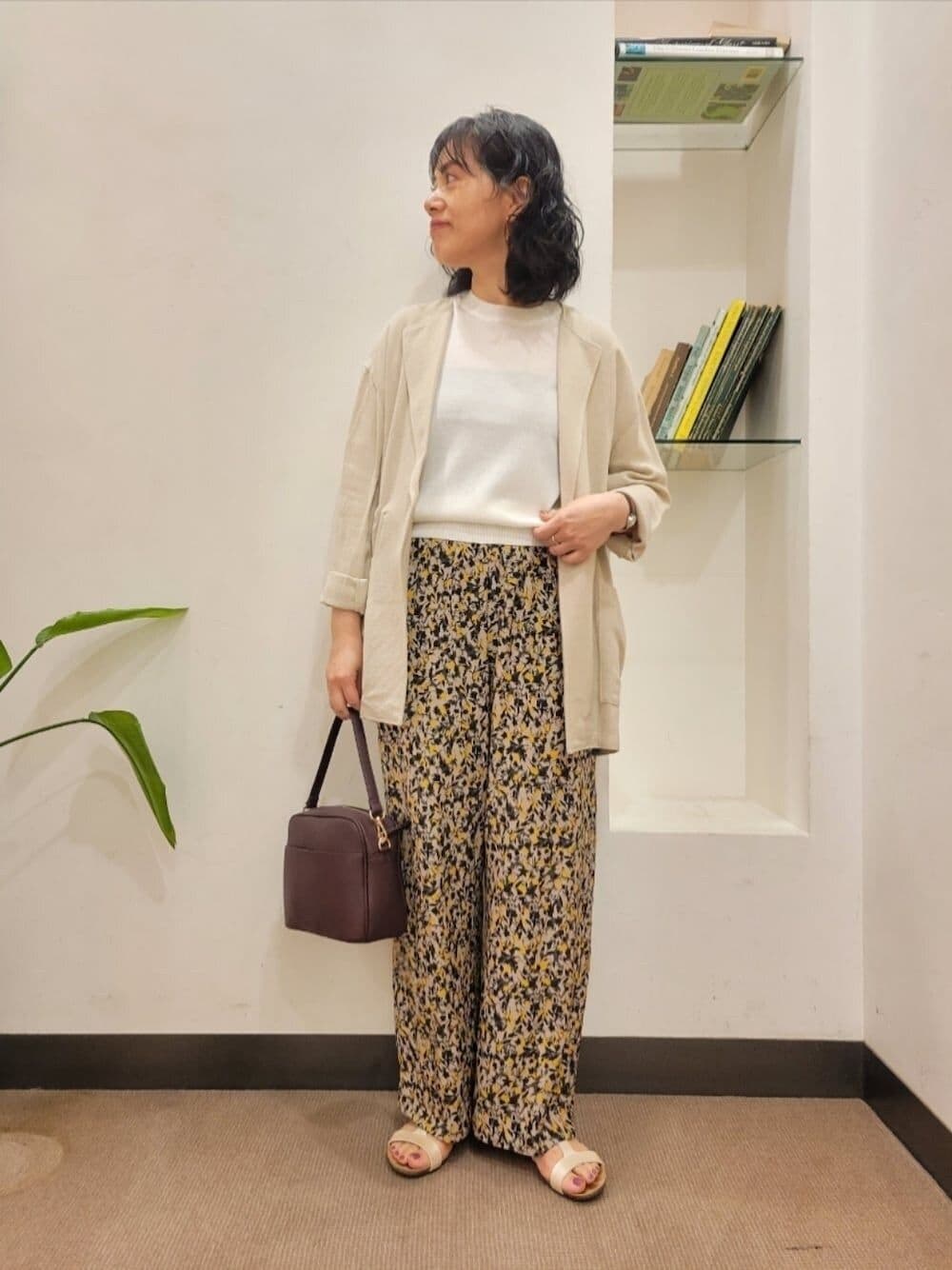 「URBAN RESEARCH DOORS、URBAN RESEARCH DOORS WOMENS、アーバンリサーチドアーズ、ジャケット、ジャケットスタイル、ニット、柄パンツ、きれいめカジュアル、ブルベ夏、骨格ウェーブ、st2508、酒落見えワイドパンツコーデ」｜「URBAN RESEARCH DOORSの2WAYスクエアショルダーバッグ（ショルダーバッグ、レッド系）」を使った、浪口　絵美さん（骨格ウェーブ・レディース・164cm）の夏コーディネートの1枚目の写真