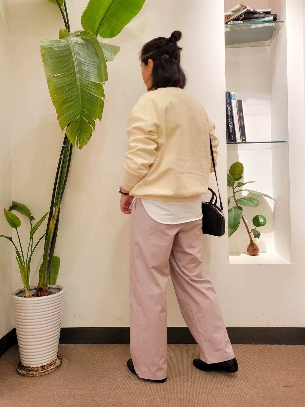 ブラック系のパンプス、ピンク系のその他パンツ、ホワイト系のTシャツ/カットソーを着用したレディースの春コーディネートの3枚目の写真