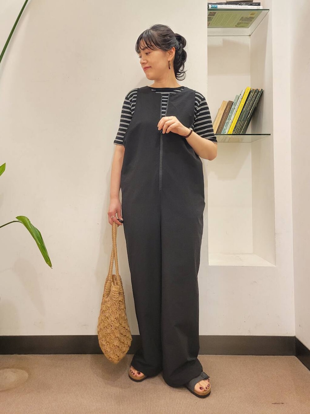 「オールインワン、urbanresearchdoors、別注、ママコーデ、ボーダー、レイヤード、アーバンリサーチドアーズ、BIRKENSTOCK、サンダルコーデ、骨格ウェーブ、ウェーブxブルベ夏、ウェーブx高身長」｜「FORK&SPOONのFORK&SPOON　フロントジップオールインワン（つなぎ/オールインワン、ブラック系）」を使った、emiinamiiさん（レディース・164cm）の春コーディネートの1枚目の写真