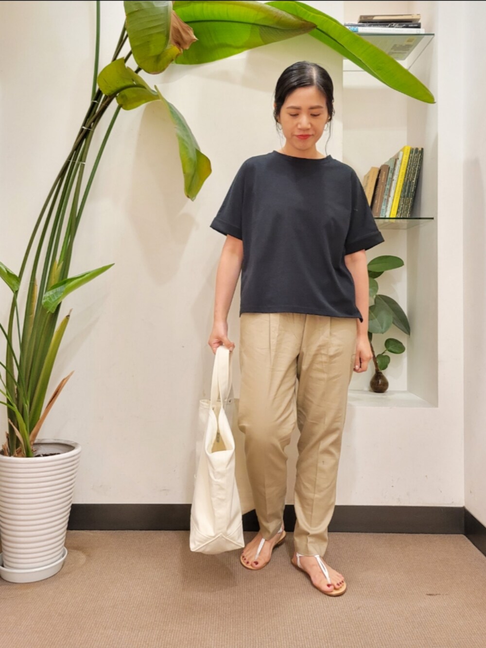 ベージュ系のその他パンツ、ホワイト系のトートバッグ、ブラック系のTシャツ/カットソーを着用したレディースの夏コーディネートの1枚目の写真