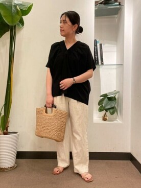 「URBAN RESEARCH DOORS（アーバンリサーチドアーズ）のピンタックギャザーVネックブラウス（シャツ/ブラウス）」を使った、浪口　絵美さん（レディース・164cm）の夏コーディネート