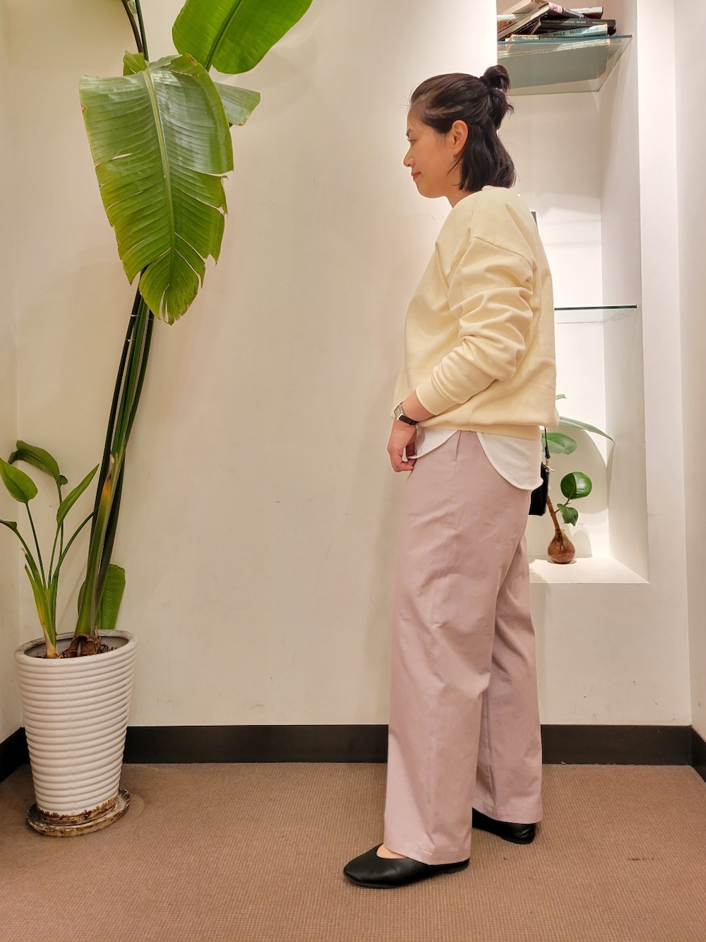 ブラック系のパンプス、ピンク系のその他パンツ、ホワイト系のTシャツ/カットソーを着用したレディースの春コーディネートの4枚目の写真