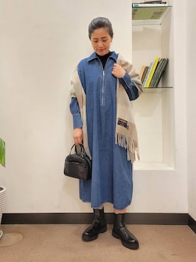 「アイテム（ストール/ショール）」を使った、浪口　絵美さん（レディース・164cm）の秋コーディネート
