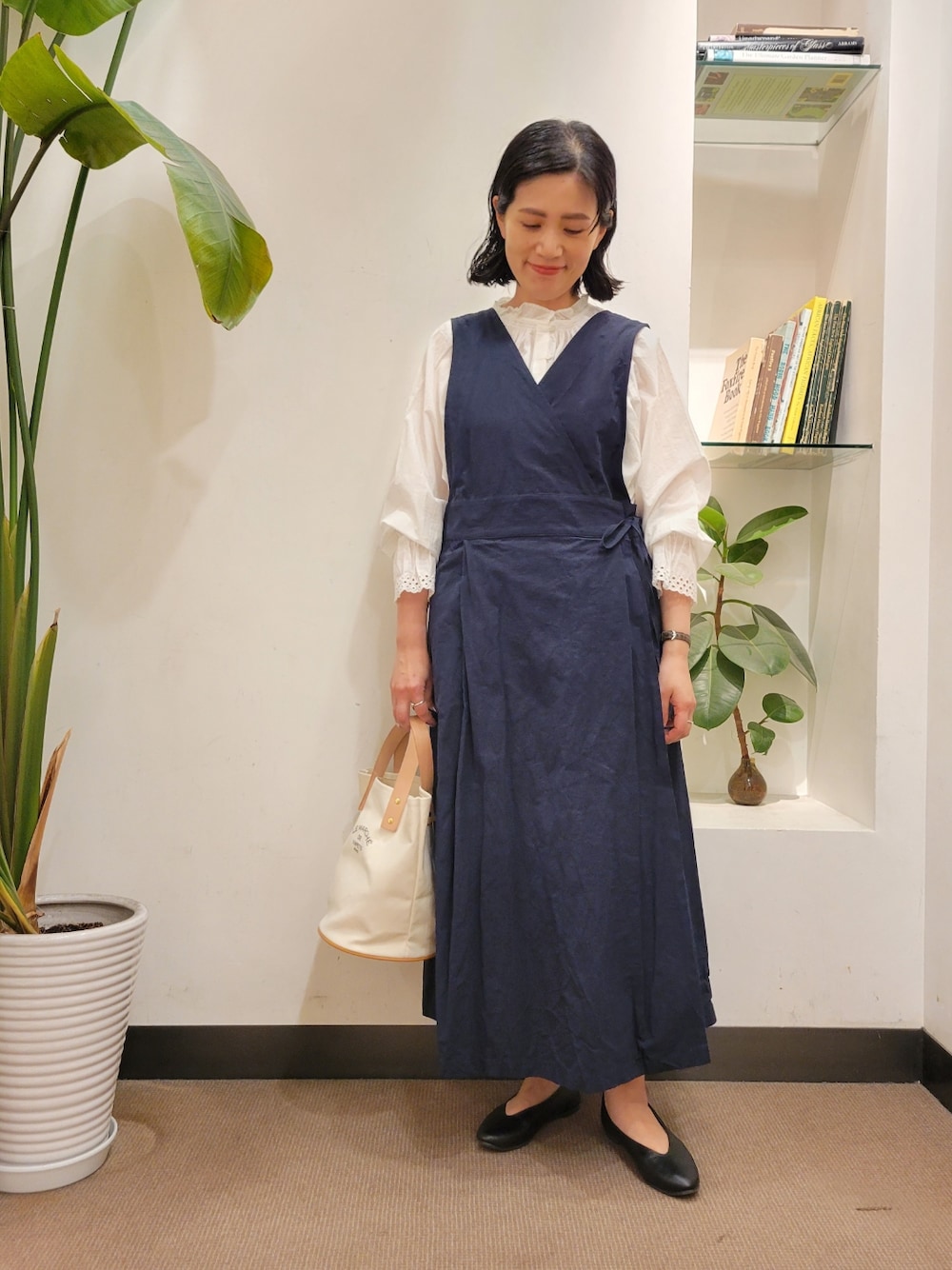 「ブラウス、ワンピース、レイヤードスタイル、シンプルコーデ、スカラップ、ママコーデ、URBAN RESEARCH DOORS、アーバンリサーチドアーズ、ラップワンピース、URBAN RESEARCH DOORS WOMENS」｜「LE MARCHE DE VIMPETS PRISの『別注』LE MARCHE DE VIMPETS×DOORS　マルシェトート（トートバッグ、ホワイト系）」を使った、emiinamiiさん（レディース・164cm）の春コーディネートの1枚目の写真