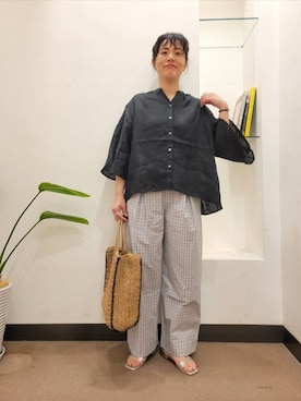 「URBAN RESEARCH DOORS（アーバンリサーチドアーズ）のリネンフレアスリーブブラウス（シャツ/ブラウス、ブラック系）」を使った、浪口　絵美さん（レディース・164cm）の春コーディネート