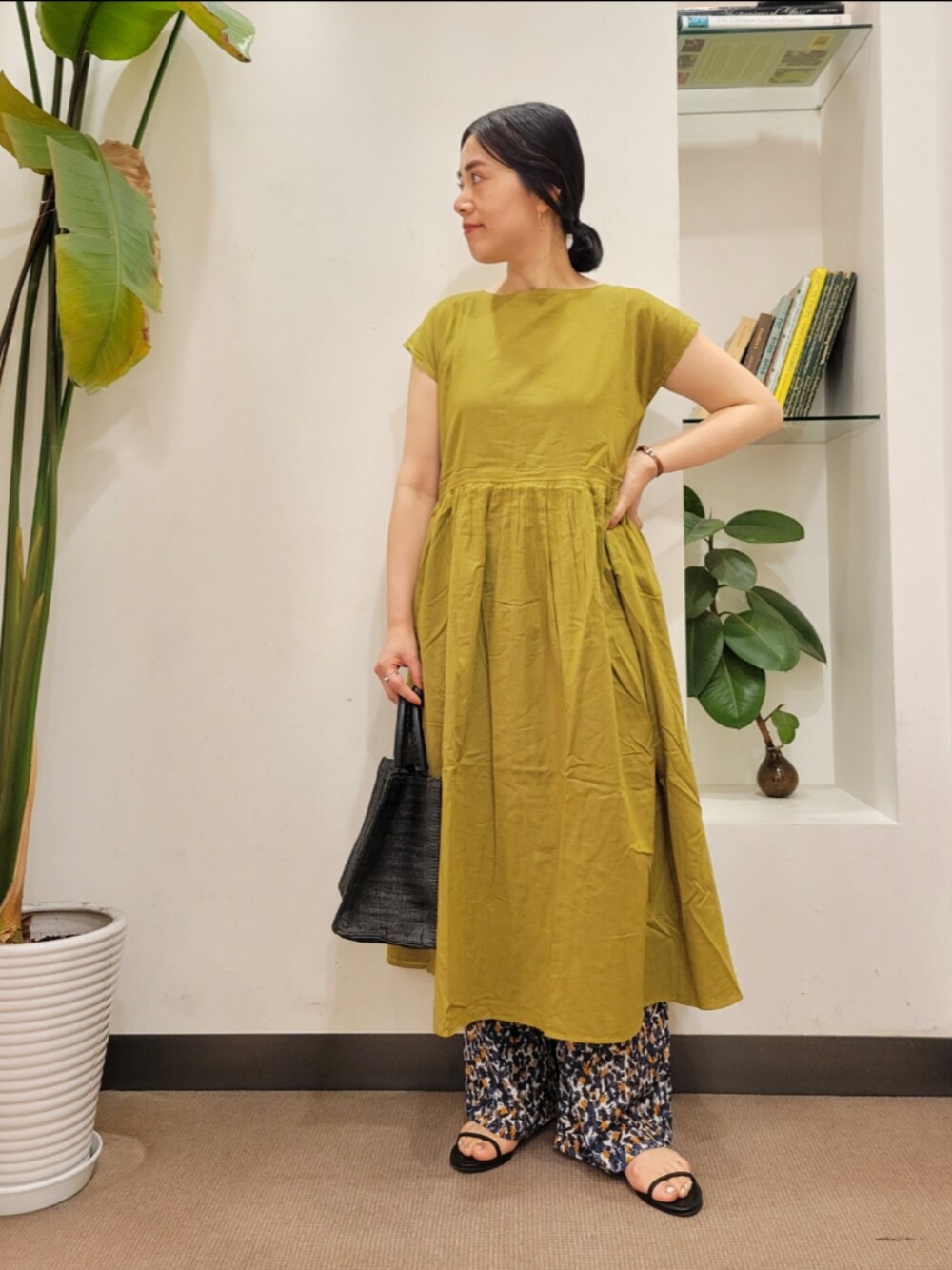 「ワンピース、柄パンツ、レイヤードスタイル、リバーシブル、イージーパンツ、ラクチンコーデ、URBAN RESEARCH DOORS、アーバンリサーチドアーズ、おでかけコーデ、URBAN RESEARCH DOORS WOMENS」｜「URBAN RESEARCH DOORSのソフトハンドルカゴバッグ（ハンドバッグ、ブラック系）」を使った、emiinamiiさん（レディース・164cm）の春コーディネートの1枚目の写真