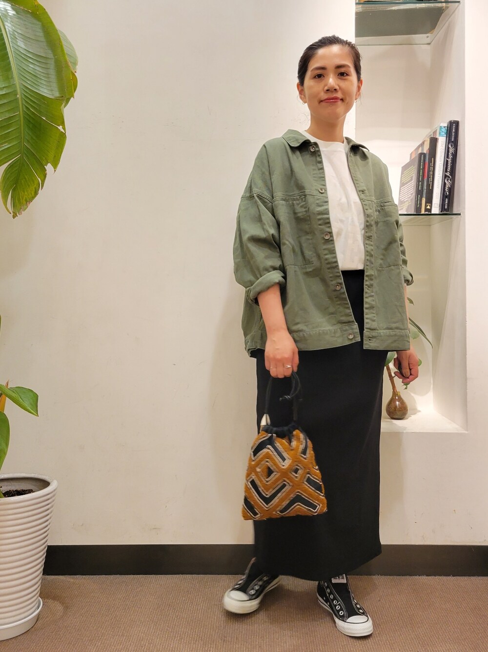 「タイトスカート、ジャケット、converse、大人カジュアル、カーキ、ラクチンコーデ、URBAN RESEARCH DOORS、アーバンリサーチドアーズ、URBAN RESEARCH DOORS WOMENS、ドルマンジャケット」｜「URBAN RESEARCH DOORSのコットンツイルドルマンジャケット（その他アウター、グリーン系）」を使った、emiinamiiさん（レディース・164cm）の秋コーディネートの1枚目の写真