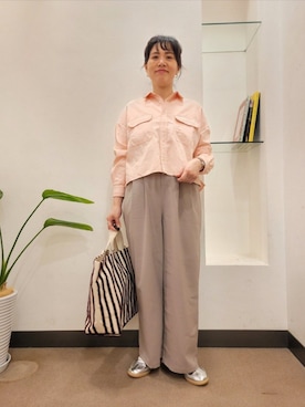 「URBAN RESEARCH DOORS（アーバンリサーチドアーズ）のbeej　LOOP STRIP BOX TOTEBAG（トートバッグ、ブラウン系）」を使った、浪口　絵美さん（レディース・164cm）の春コーディネート