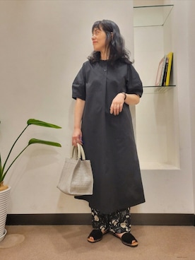 「URBAN RESEARCH DOORS（アーバンリサーチドアーズ）のソフトハンドルカゴバッグ（ハンドバッグ、グレー系）」を使った、浪口　絵美さん（レディース・164cm）の春コーディネート