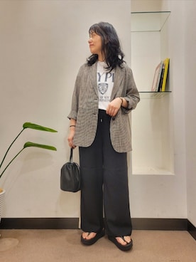 「URBAN RESEARCH DOORS（アーバンリサーチドアーズ）のFolna　ソフトレザー2WAY巾着ショルダー（ショルダーバッグ、ブラック系）」を使った、浪口　絵美さん（レディース・164cm）の春コーディネート